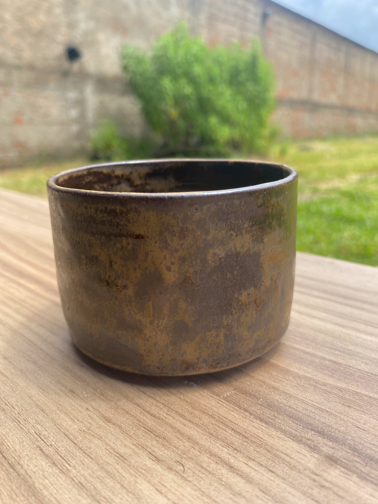 Porta-vela cor chocolate com vela aromática | Cereja e Avelã