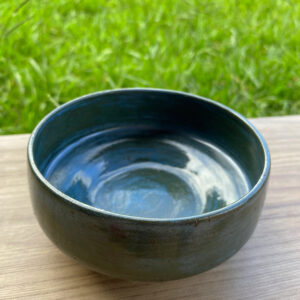 Bowl pequeno feito de cerâmica branca e esmaltado na cor betty blue