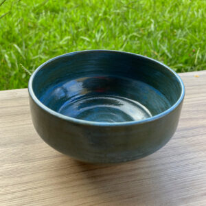 Bowl pequeno feito de cerâmica branca e esmaltado na cor betty blue