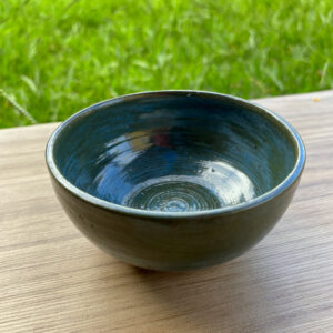 Bowl pequeno feito de cerâmica branca e esmaltado na cor betty blue