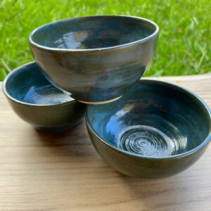 3 bowls pequenos feito de cerâmica branca e esmaltado na cor betty blue