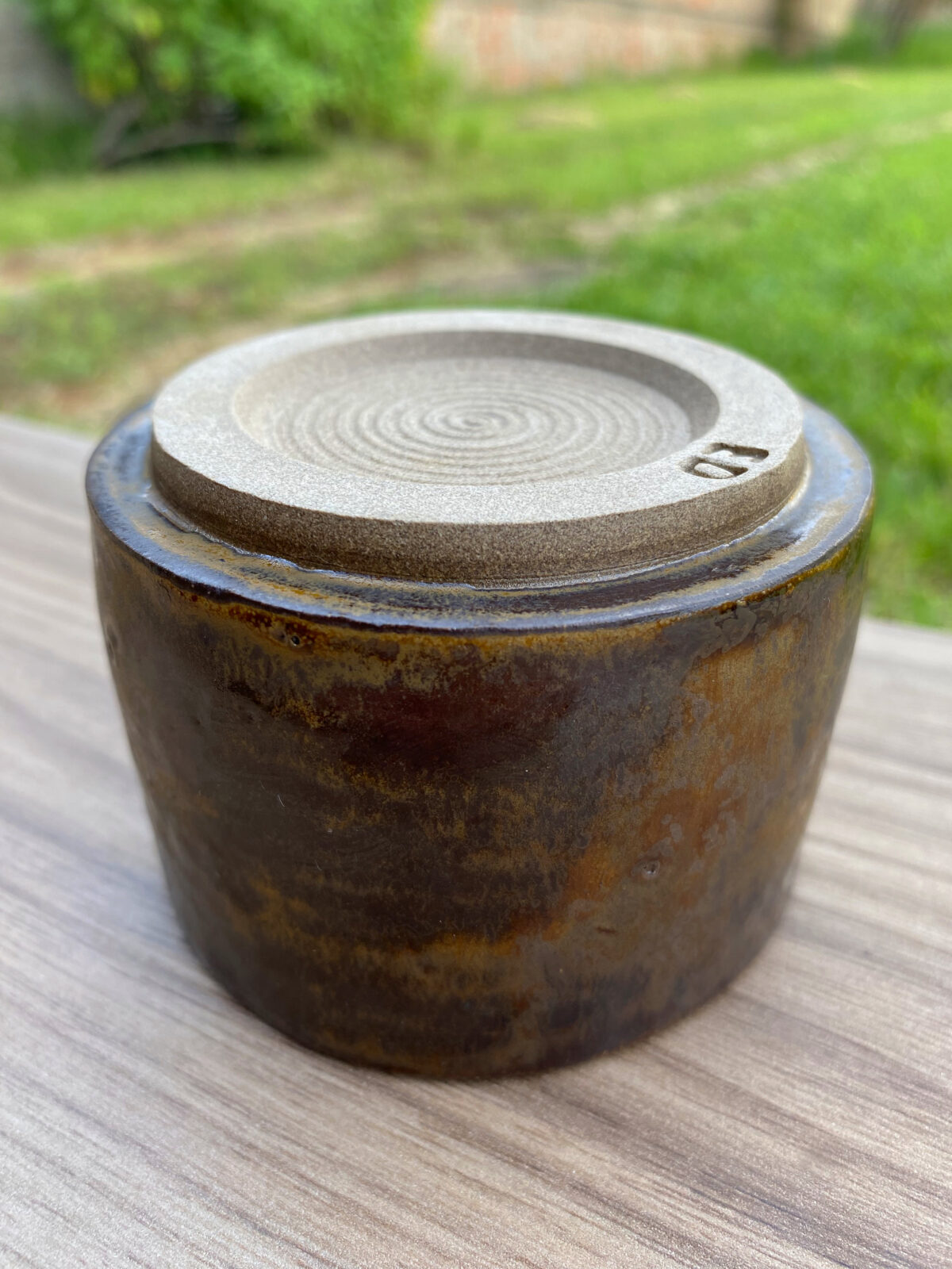 Porta-vela cor chocolate com vela aromática | Cereja e Avelã